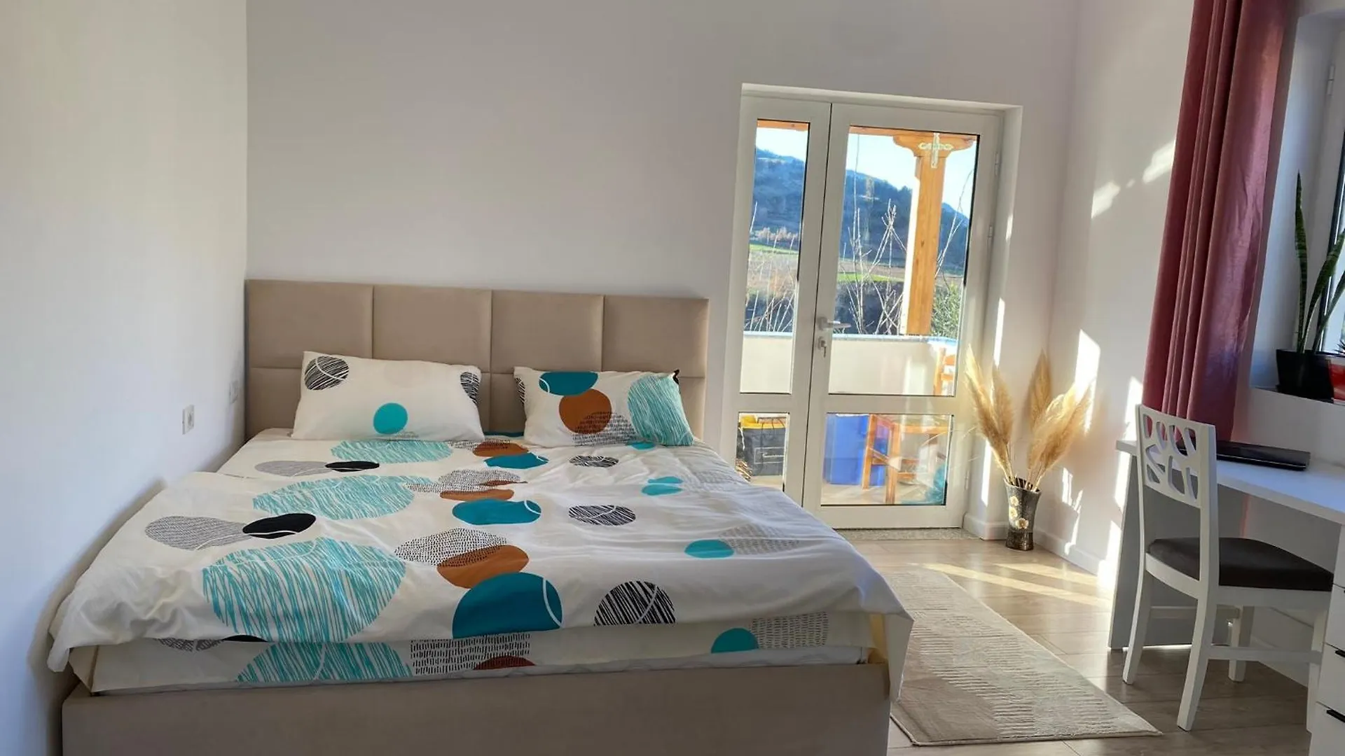 Bright & Cozy Room With Balcony Zhaban