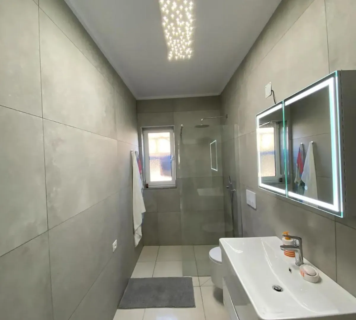Bright & Cozy Room With Balcony Zhaban